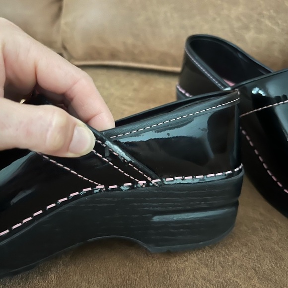 Womens black with pink stitching breast cancer awareness Dansko clogs - Picture 5 of 10